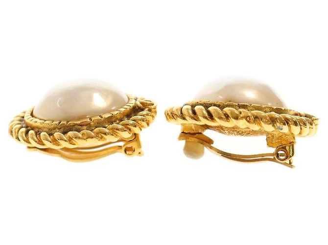 Orecchini Chanel con motivo CC e perla dorati Gold hardware - vista 2