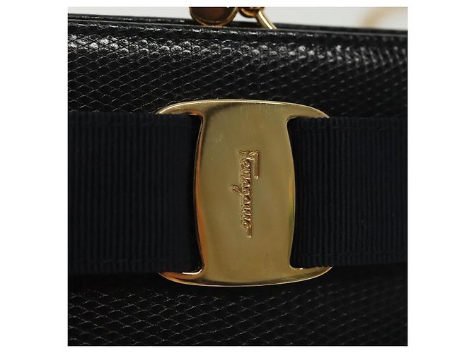 Borsa a Spalla Vala Chain in Pelle Blu Navy e Oro Auth gh620 di Salvatore Ferragamo D'oro - vista 19