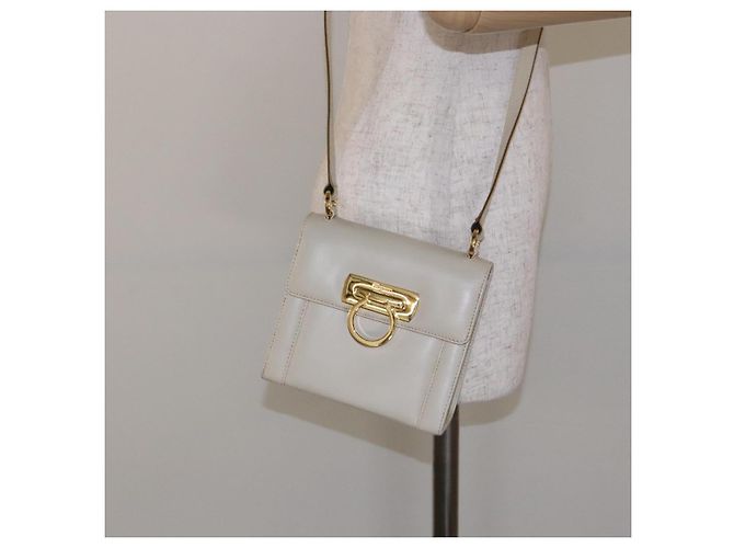 Borsa a Spalla Gancini in Pelle Bianca e Oro Salvatore Ferragamo Auth gh505 Bianco D'oro - vista 22