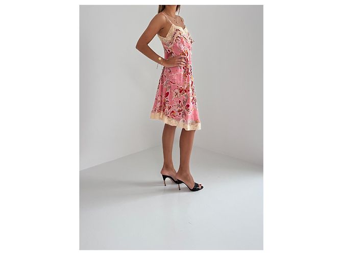 John Galliano Kleid aus rosa Seide mit Blumenmuster und Spitze - Ansicht 5