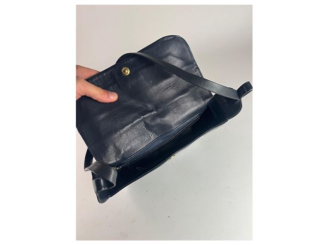 Vintage Givenchy Ledertasche in Marineblau - Ansicht 5