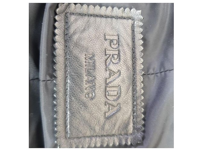 Prada Trenchcoat mit verdecktem Verschluss aus schwarzem Lammleder - Ansicht 4