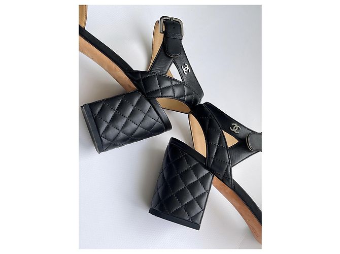 Chanel scarpe nere trapuntate con logo CC Nero - vista 3