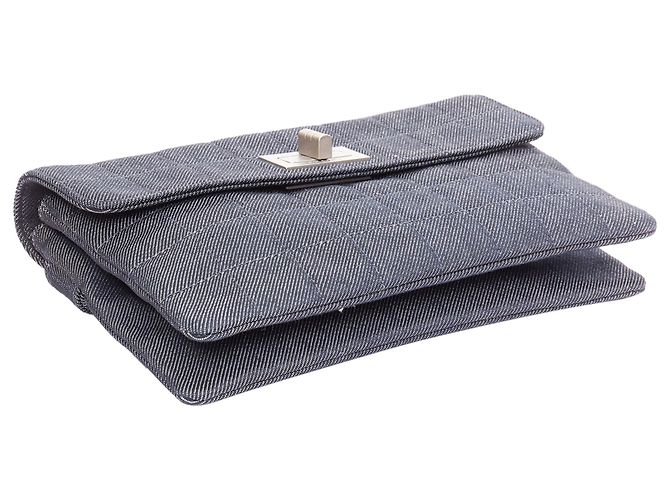 Mademoiselle Chanel blaue gesteppte Schokoladenriegel-Clutch - Ansicht 5