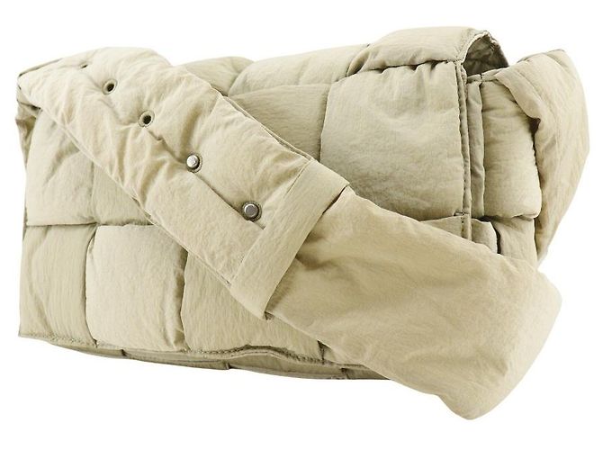 Cassette Bolsa transversal em nylon Intrecciato acolchoada Tech da Bottega Veneta Caqui - vista 2