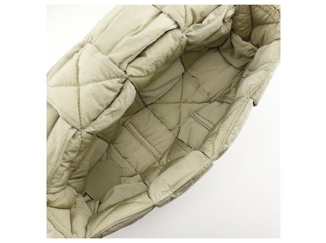 Cassette Bolsa transversal em nylon Intrecciato acolchoada Tech da Bottega Veneta Caqui - vista 4