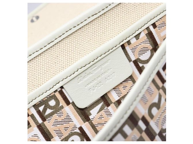 Pochette Accessorio Salvatore Ferragamo PVC Beige Argento Auth BA5509 - vista 12