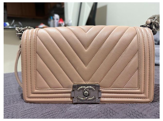 Chanel Medium Boy Flap Tasche aus gealtertem, gestepptem rosa Leder mit Kette Pink - Ansicht 2