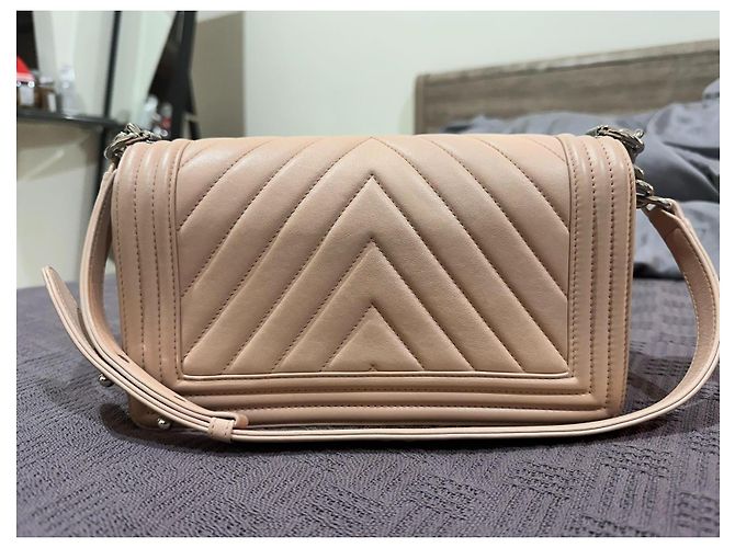 Chanel Medium Boy Flap Tasche aus gealtertem, gestepptem rosa Leder mit Kette Pink - Ansicht 3