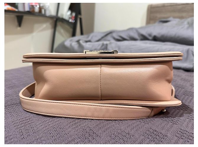 Chanel Medium Boy Flap Tasche aus gealtertem, gestepptem rosa Leder mit Kette Pink - Ansicht 4