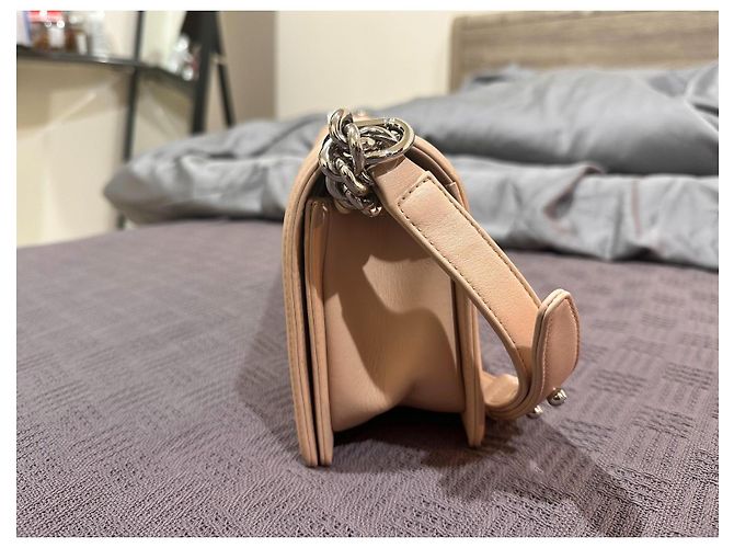 Chanel Medium Boy Flap Tasche aus gealtertem, gestepptem rosa Leder mit Kette Pink - Ansicht 8