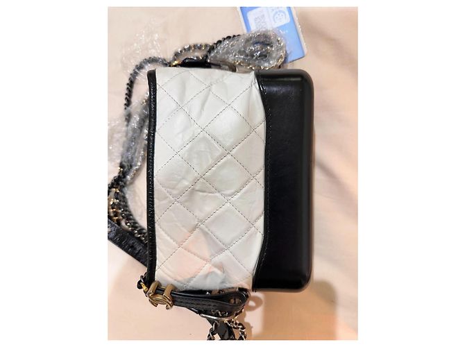 Borsa hobo Gabrielle in pelle beige/nera di Chanel - Piccola Nero - vista 3
