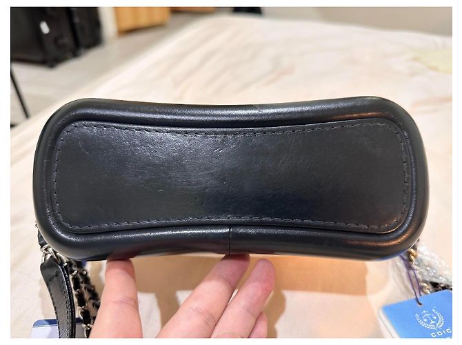 Borsa hobo Gabrielle in pelle beige/nera di Chanel - Piccola Nero - vista 9