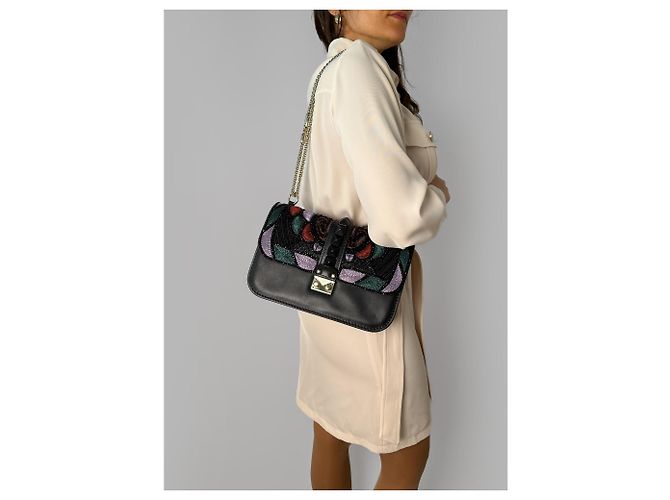 Valentino Garavani Borsa a spalla grande in pelle di vitello ricamata Rockstud Glam lock nera Nero - vista 2