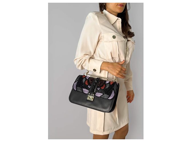Valentino Garavani Borsa a spalla grande in pelle di vitello ricamata Rockstud Glam lock nera Nero - vista 3
