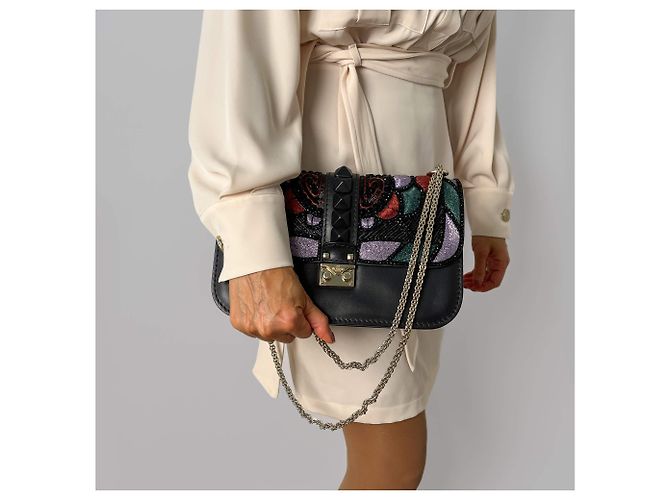 Valentino Garavani Borsa a spalla grande in pelle di vitello ricamata Rockstud Glam lock nera Nero - vista 4