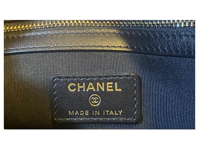 Chanel 19A Paris New York Medium O Clutch aus ägyptischem Krokodil-Prägegraffiti - Ansicht 10