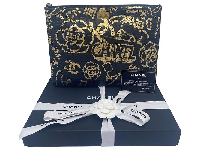 Chanel 19A Paris New York Medium O Clutch aus ägyptischem Krokodil-Prägegraffiti - Ansicht 2