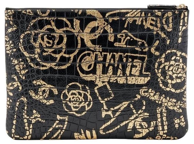 Chanel 19A Paris New York Medium O Clutch aus ägyptischem Krokodil-Prägegraffiti - Ansicht 5