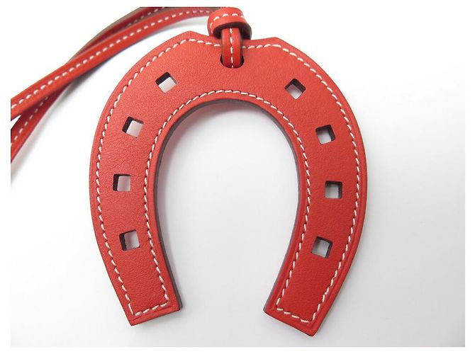 Hermès NUOVO CHARME DA BORSA HERMES GRIGRI PADDOCK FERRO DA CAVALLO IN CUOIO Rosso - vista 2