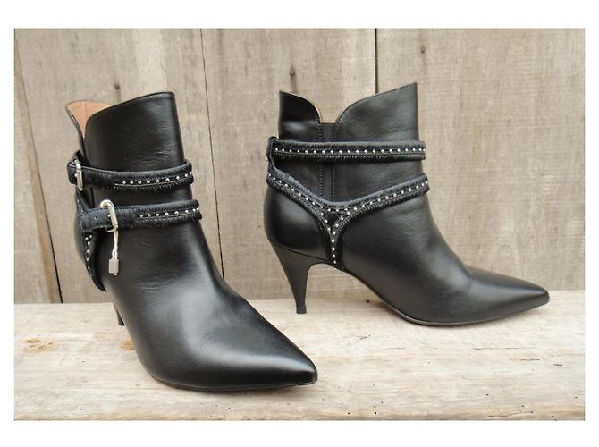 Botines Iro de cuero negro con doble hebilla - vista 2