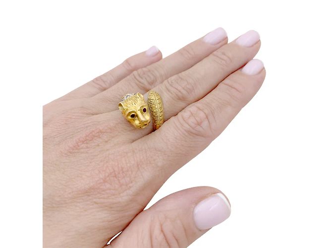 Anello Zolotas, "Testa di Leone" in due ori, diamanti e rubini. - vista 5