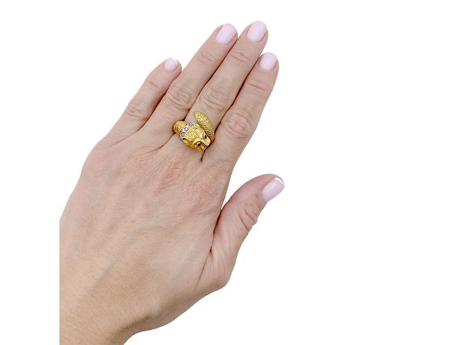 Anello Zolotas, "Testa di Leone" in due ori, diamanti e rubini. - vista 6