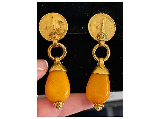 Chanel Maxi Orecchini Dorati con Perle Gripoix Arancioni Arancione Gold hardware - vista 3