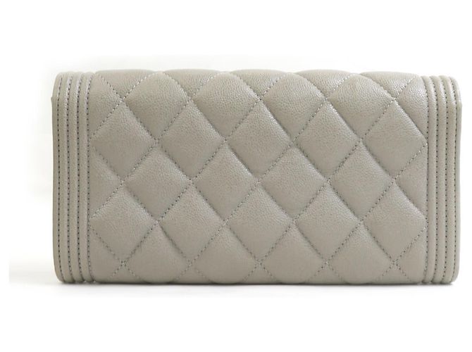 Cartera Larga Boy Chanel en Gris Castaño - vista 2
