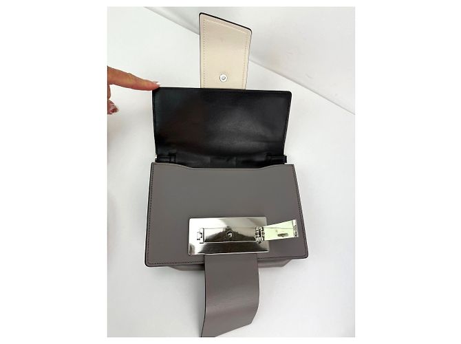 Borsa a tracolla in pelle di vitello beige e grigia Prada Cahier Multicolore - vista 8