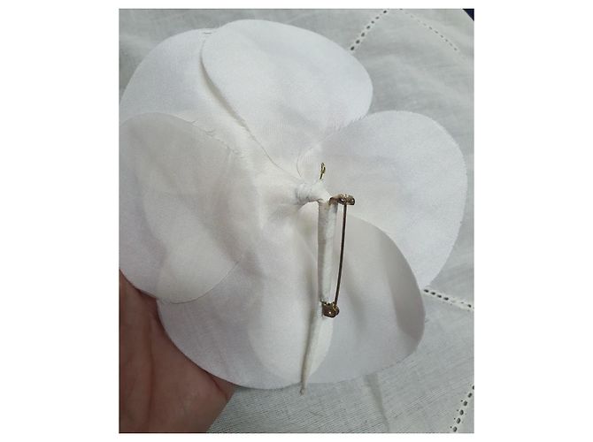 Spilla Camelia Chanel Grande Bianco Bianco sporco - vista 11