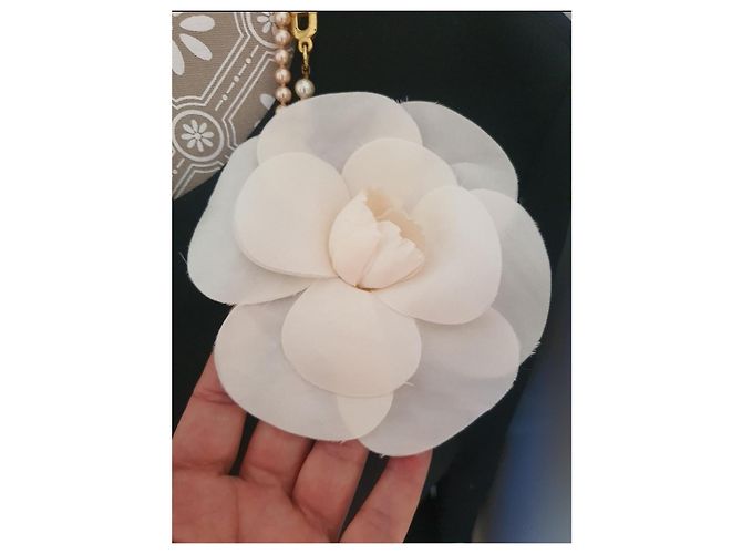 Spilla Camelia Chanel Grande Bianco Bianco sporco - vista 4