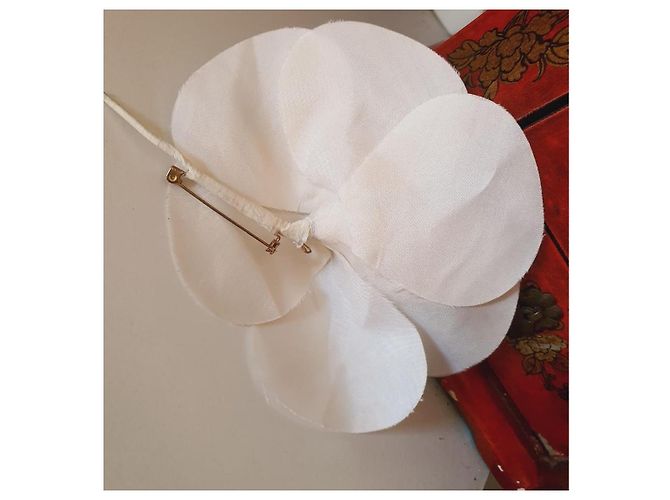 Spilla Camelia Chanel Grande Bianco Bianco sporco - vista 5