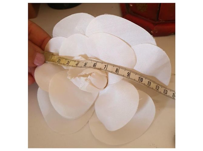 Spilla Camelia Chanel Grande Bianco Bianco sporco - vista 8
