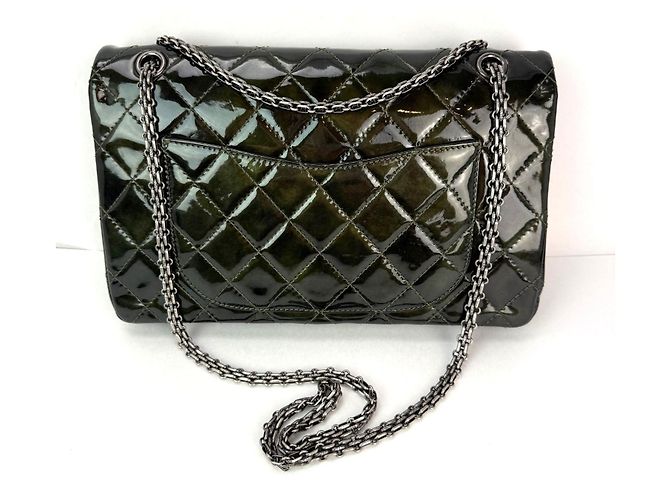 Borsa a spalla in pelle verniciata verde scuro iridescente Chanel 2.55 Reissue Double Flap - vista 2