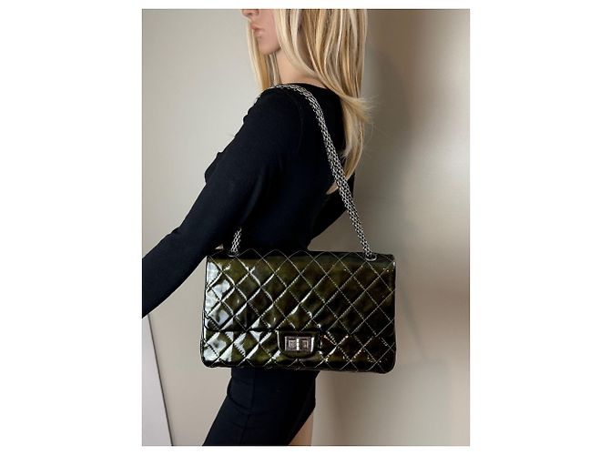 Borsa a spalla in pelle verniciata verde scuro iridescente Chanel 2.55 Reissue Double Flap - vista 7
