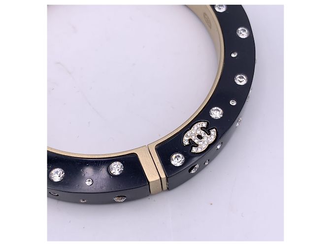 Timeless Chanel Bracciale bangle in resina nera con cristalli strass e logo CC Nero - vista 7