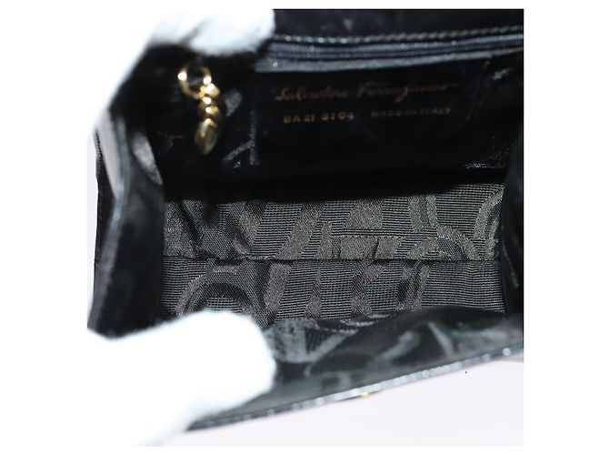 Borsa a Spalla Gancini in Pelle Nera e Oro Salvatore Ferragamo Auth bs29246 Nero D'oro - vista 11