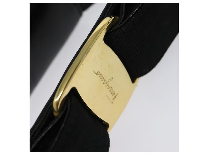 Borsa a Spalla Gancini in Pelle Nera e Oro Salvatore Ferragamo Auth bs29246 Nero D'oro - vista 19