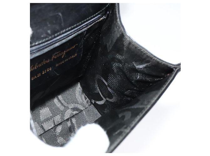 Borsa a Spalla Gancini in Pelle Nera e Oro Salvatore Ferragamo Auth bs29246 Nero D'oro - vista 20
