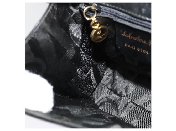 Borsa a Spalla Gancini in Pelle Nera e Oro Salvatore Ferragamo Auth bs29246 Nero D'oro - vista 21