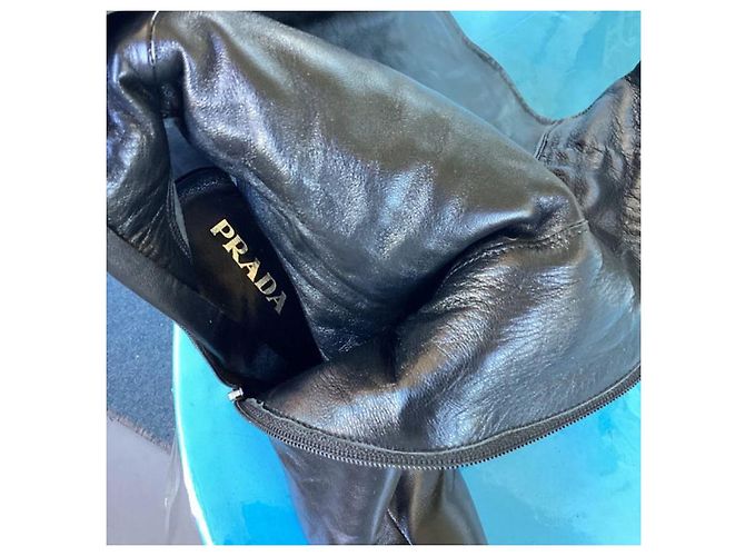 Botas altas de tacón Prada en cuero negro - vista 3