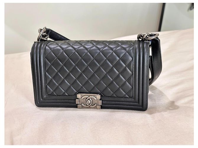 Bolso Boy de piel envejecida acolchada negra con cadena mediana de Chanel Negro - vista 2