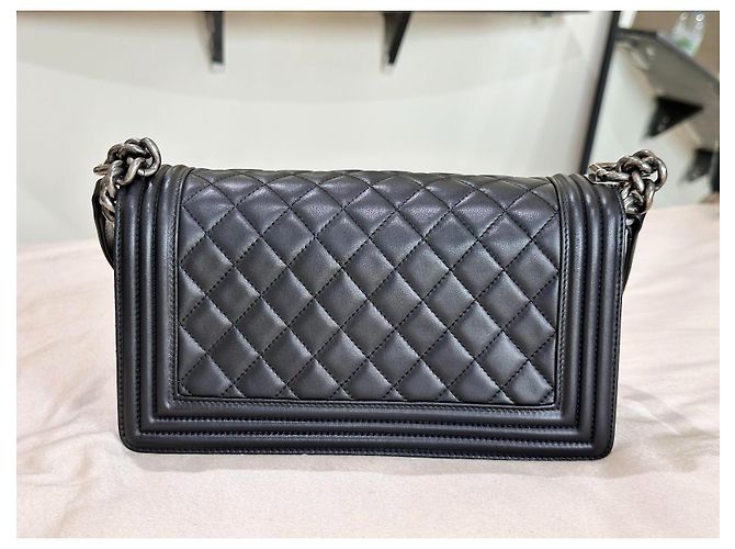 Bolso Boy de piel envejecida acolchada negra con cadena mediana de Chanel Negro - vista 3