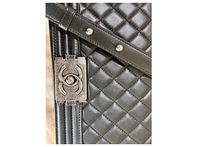 Bolso Boy de piel envejecida acolchada negra con cadena mediana de Chanel Negro - vista 5