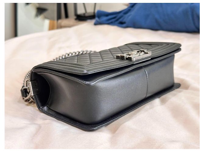 Bolso Boy de piel envejecida acolchada negra con cadena mediana de Chanel Negro - vista 9