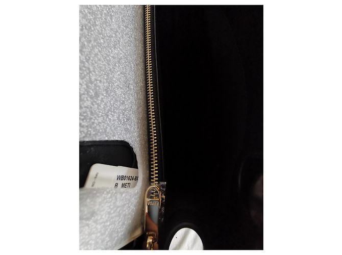 Bolso Furla de cuero liso negro con acabados dorados Gold hardware - vista 11