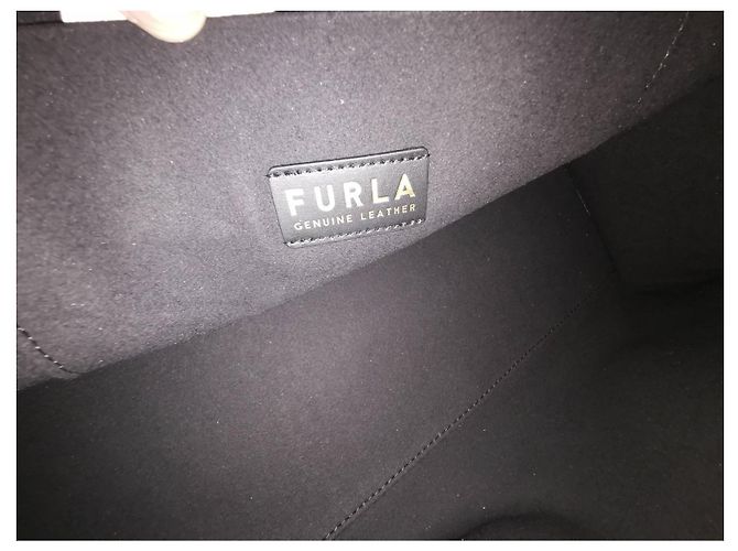 Bolso Furla de cuero liso negro con acabados dorados Gold hardware - vista 12