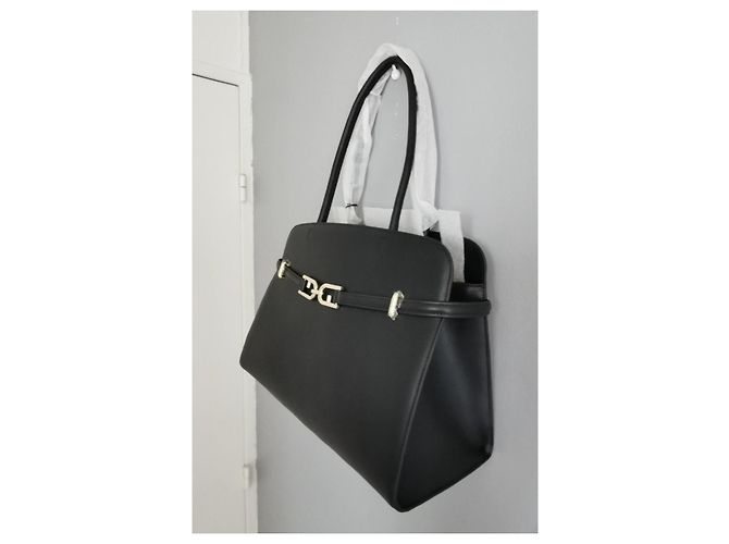 Bolso Furla de cuero liso negro con acabados dorados Gold hardware - vista 2