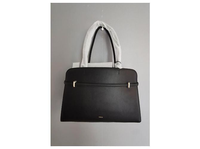 Bolso Furla de cuero liso negro con acabados dorados Gold hardware - vista 3